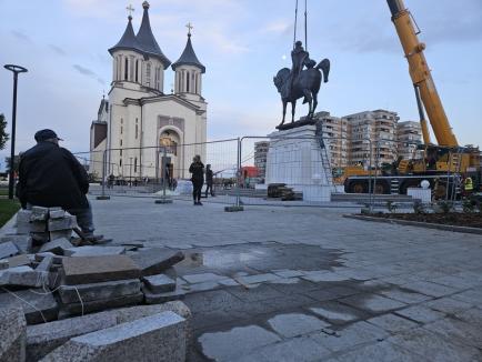 Statuia lui Mihai Viteazul a fost urcată pe soclul amenajat în piața din Oradea ce-i va purta numele (FOTO/VIDEO)