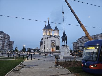 Statuia lui Mihai Viteazul a fost urcată pe soclul amenajat în piața din Oradea ce-i va purta numele (FOTO/VIDEO)