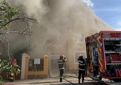 Incendiu la o casă dintr-un cartier al Oradiei (FOTO/VIDEO)