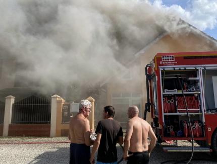 Incendiu la o casă dintr-un cartier al Oradiei (FOTO/VIDEO)