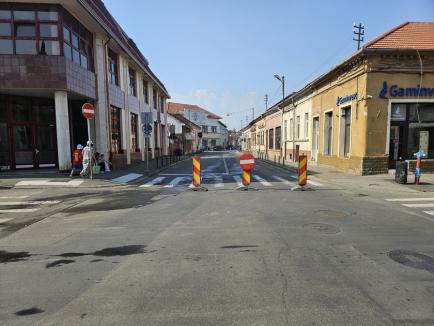 Alt drum închis peste vară! Constructorii au spart miercuri strada Avram Iancu, pentru înlocuirea reţelelor (FOTO)