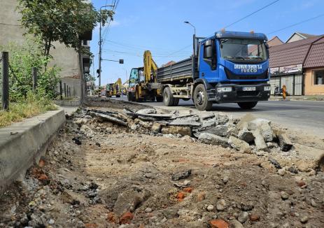 Ocoliţi, şantier în lucru! Pietonii se aventurează printre maşini pe Bulevardul Decebal, după ce trotuarele au fost dezafectate (FOTO)