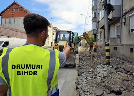 Ocoliţi, şantier în lucru! Pietonii se aventurează printre maşini pe Bulevardul Decebal, după ce trotuarele au fost dezafectate (FOTO)