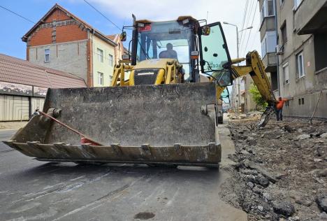 Ocoliţi, şantier în lucru! Pietonii se aventurează printre maşini pe Bulevardul Decebal, după ce trotuarele au fost dezafectate (FOTO)