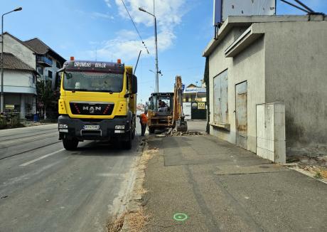 Ocoliţi, şantier în lucru! Pietonii se aventurează printre maşini pe Bulevardul Decebal, după ce trotuarele au fost dezafectate (FOTO)