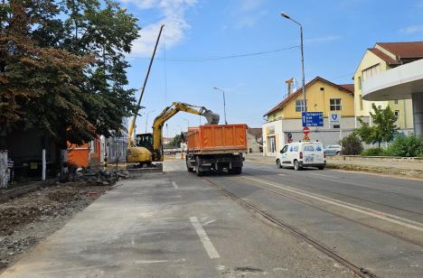 Ocoliţi, şantier în lucru! Pietonii se aventurează printre maşini pe Bulevardul Decebal, după ce trotuarele au fost dezafectate (FOTO)