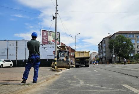 Ocoliţi, şantier în lucru! Pietonii se aventurează printre maşini pe Bulevardul Decebal, după ce trotuarele au fost dezafectate (FOTO)