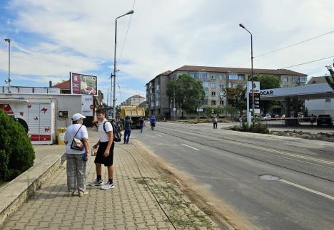 Ocoliţi, şantier în lucru! Pietonii se aventurează printre maşini pe Bulevardul Decebal, după ce trotuarele au fost dezafectate (FOTO)