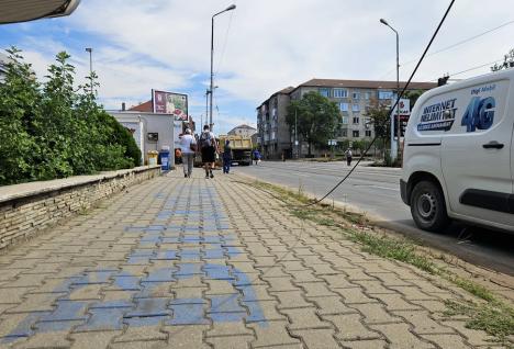 Ocoliţi, şantier în lucru! Pietonii se aventurează printre maşini pe Bulevardul Decebal, după ce trotuarele au fost dezafectate (FOTO)