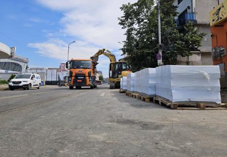 Ocoliţi, şantier în lucru! Pietonii se aventurează printre maşini pe Bulevardul Decebal, după ce trotuarele au fost dezafectate (FOTO)