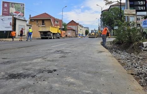 Ocoliţi, şantier în lucru! Pietonii se aventurează printre maşini pe Bulevardul Decebal, după ce trotuarele au fost dezafectate (FOTO)