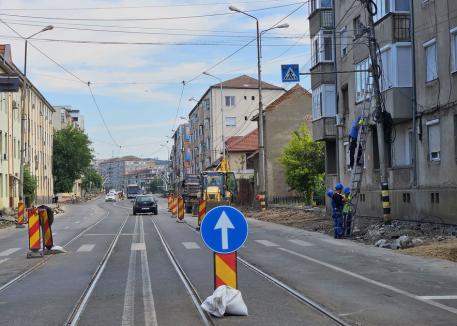 Ocoliţi, şantier în lucru! Pietonii se aventurează printre maşini pe Bulevardul Decebal, după ce trotuarele au fost dezafectate (FOTO)