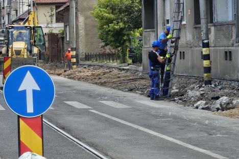 Ocoliţi, şantier în lucru! Pietonii se aventurează printre maşini pe Bulevardul Decebal, după ce trotuarele au fost dezafectate (FOTO)