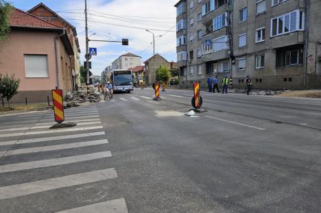 Ocoliţi, şantier în lucru! Pietonii se aventurează printre maşini pe Bulevardul Decebal, după ce trotuarele au fost dezafectate (FOTO)