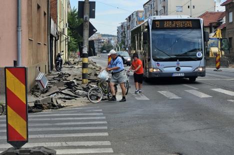 Ocoliţi, şantier în lucru! Pietonii se aventurează printre maşini pe Bulevardul Decebal, după ce trotuarele au fost dezafectate (FOTO)