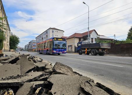 Ocoliţi, şantier în lucru! Pietonii se aventurează printre maşini pe Bulevardul Decebal, după ce trotuarele au fost dezafectate (FOTO)