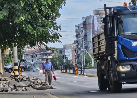 Ocoliţi, şantier în lucru! Pietonii se aventurează printre maşini pe Bulevardul Decebal, după ce trotuarele au fost dezafectate (FOTO)