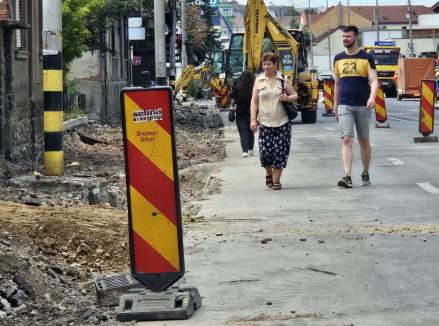 Ocoliţi, şantier în lucru! Pietonii se aventurează printre maşini pe Bulevardul Decebal, după ce trotuarele au fost dezafectate (FOTO)