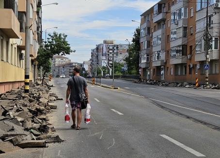 Ocoliţi, şantier în lucru! Pietonii se aventurează printre maşini pe Bulevardul Decebal, după ce trotuarele au fost dezafectate (FOTO)