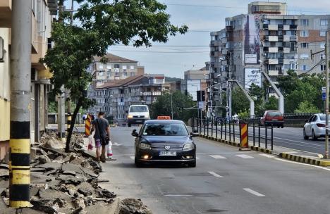 Ocoliţi, şantier în lucru! Pietonii se aventurează printre maşini pe Bulevardul Decebal, după ce trotuarele au fost dezafectate (FOTO)