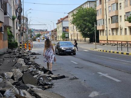 Ocoliţi, şantier în lucru! Pietonii se aventurează printre maşini pe Bulevardul Decebal, după ce trotuarele au fost dezafectate (FOTO)