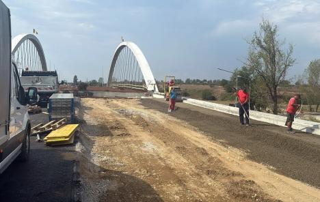 A mai rămas 20%. Pasajul suprateran din Calea Borșului urmează să fie betonat marțea viitoare (FOTO)