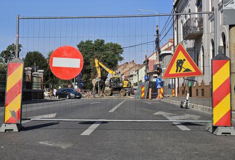 Ocoliţi zona Parcului Bălcescu! Constructorii au închis traficul auto prin intersecţia străzilor Avram Iancu şi Evreilor Deportaţi provocând cozi de maşini