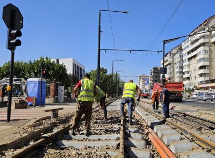 „Un termen strâns”: Muncitorii lucrează și ziua, și noaptea pentru ca tramvaiele să poată circula pe Calea Aradului, din 9 septembrie (FOTO)