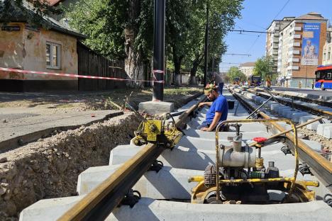 „Un termen strâns”: Muncitorii lucrează și ziua, și noaptea pentru ca tramvaiele să poată circula pe Calea Aradului, din 9 septembrie (FOTO)