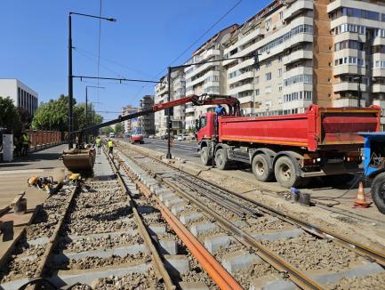 „Un termen strâns”: Muncitorii lucrează și ziua, și noaptea pentru ca tramvaiele să poată circula pe Calea Aradului, din 9 septembrie (FOTO)