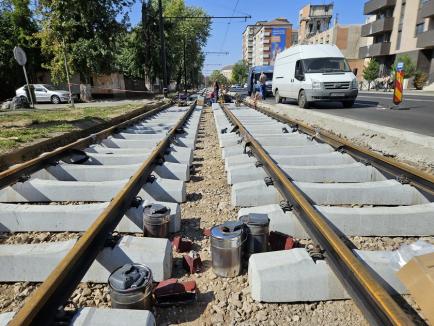 „Un termen strâns”: Muncitorii lucrează și ziua, și noaptea pentru ca tramvaiele să poată circula pe Calea Aradului, din 9 septembrie (FOTO)