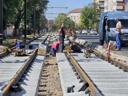 „Un termen strâns”: Muncitorii lucrează și ziua, și noaptea pentru ca tramvaiele să poată circula pe Calea Aradului, din 9 septembrie (FOTO)