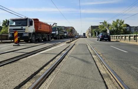 Traficul pe porțiunea aflată în asfaltare de pe bulevardul Decebal va fi reluat cel târziu joi dimineață (FOTO)