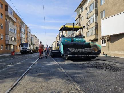 Traficul pe porțiunea aflată în asfaltare de pe bulevardul Decebal va fi reluat cel târziu joi dimineață (FOTO)