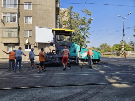 Traficul pe porțiunea aflată în asfaltare de pe bulevardul Decebal va fi reluat cel târziu joi dimineață (FOTO)