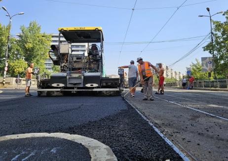 Traficul pe porțiunea aflată în asfaltare de pe bulevardul Decebal va fi reluat cel târziu joi dimineață (FOTO)