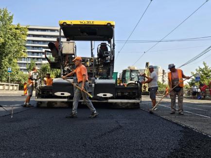 Traficul pe porțiunea aflată în asfaltare de pe bulevardul Decebal va fi reluat cel târziu joi dimineață (FOTO)