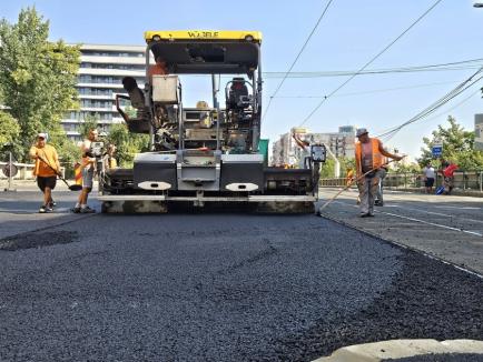 Traficul pe porțiunea aflată în asfaltare de pe bulevardul Decebal va fi reluat cel târziu joi dimineață (FOTO)