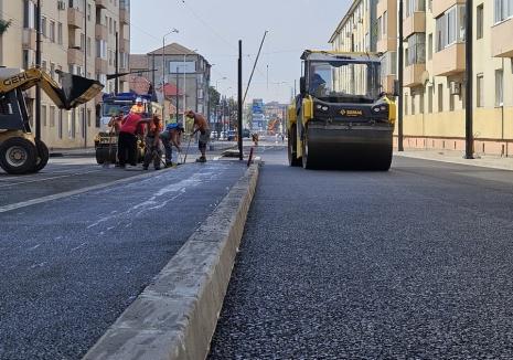 Traficul pe porțiunea aflată în asfaltare de pe bulevardul Decebal va fi reluat cel târziu joi dimineață (FOTO)