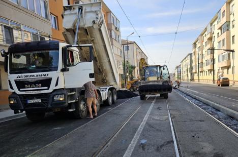 Traficul pe porțiunea aflată în asfaltare de pe bulevardul Decebal va fi reluat cel târziu joi dimineață (FOTO)