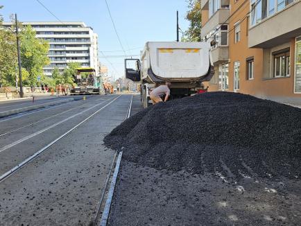 Traficul pe porțiunea aflată în asfaltare de pe bulevardul Decebal va fi reluat cel târziu joi dimineață (FOTO)