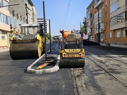 Traficul pe porțiunea aflată în asfaltare de pe bulevardul Decebal va fi reluat cel târziu joi dimineață (FOTO)