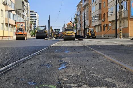 Traficul pe porțiunea aflată în asfaltare de pe bulevardul Decebal va fi reluat cel târziu joi dimineață (FOTO)