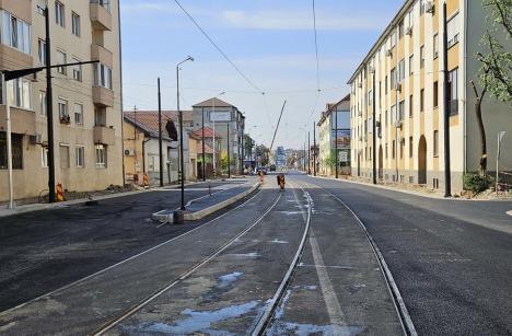 Traficul pe porțiunea aflată în asfaltare de pe bulevardul Decebal va fi reluat cel târziu joi dimineață (FOTO)