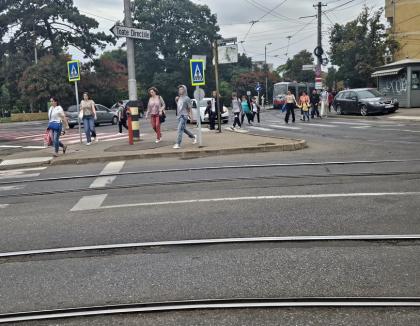 Şcoala în şantier: Prima zi de cursuri s-a lăsat cu ambuteiaje în lanţ pe arterele către zona centrală a Oradiei (FOTO)