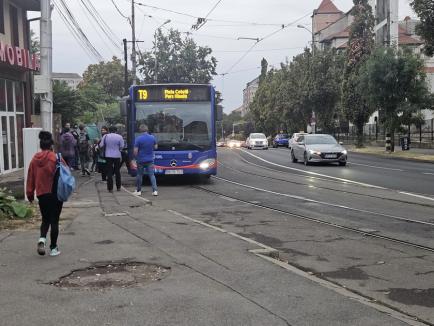 Şcoala în şantier: Prima zi de cursuri s-a lăsat cu ambuteiaje în lanţ pe arterele către zona centrală a Oradiei (FOTO)