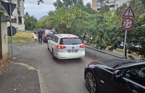 Şcoala în şantier: Prima zi de cursuri s-a lăsat cu ambuteiaje în lanţ pe arterele către zona centrală a Oradiei (FOTO)