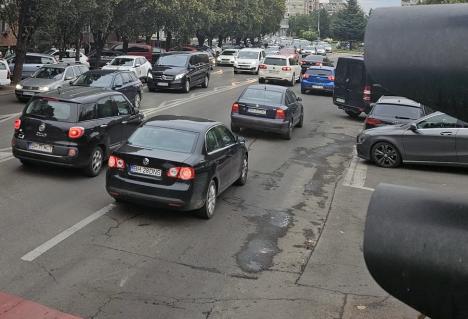 Şcoala în şantier: Prima zi de cursuri s-a lăsat cu ambuteiaje în lanţ pe arterele către zona centrală a Oradiei (FOTO)