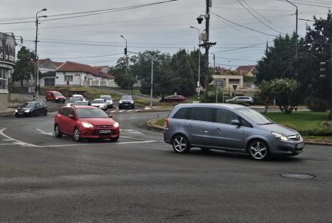 Şcoala în şantier: Prima zi de cursuri s-a lăsat cu ambuteiaje în lanţ pe arterele către zona centrală a Oradiei (FOTO)