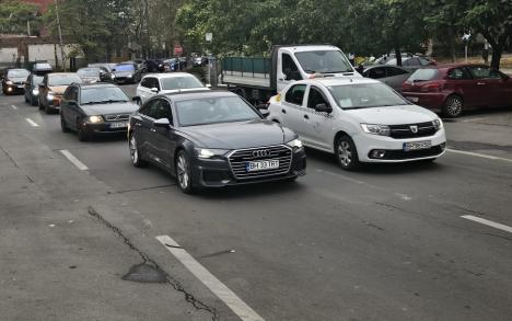 Şcoala în şantier: Prima zi de cursuri s-a lăsat cu ambuteiaje în lanţ pe arterele către zona centrală a Oradiei (FOTO)